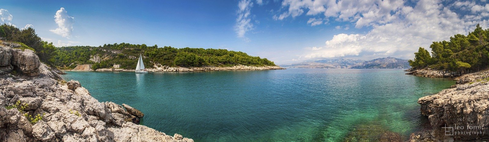 Guests swimming and paddleboarding during a sailing trip from Omiš